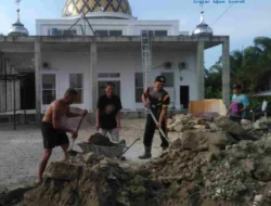 Bhabinkamtibmas Polsek Bosar Maligas Pimpin Gotong Royong di Masjid Jami’ Ujung Padang