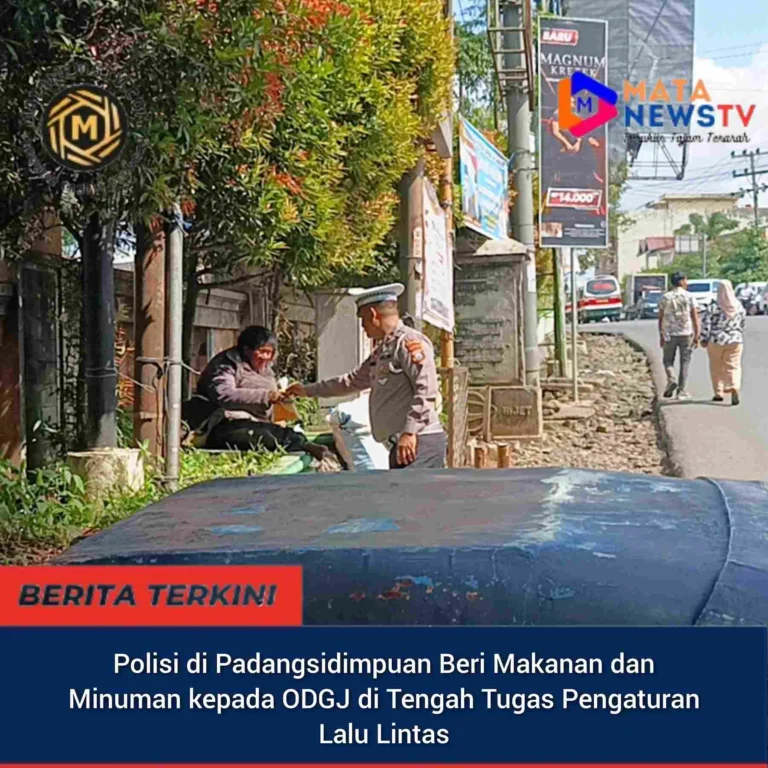Polisi di Padangsidimpuan Beri Makanan dan Minuman kepada ODGJ di Tengah Tugas Pengaturan Lalu Lintas