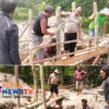 Bhabinkamtibmas Desa Unjur Bangun Jembatan di Lokasi Video Viral Rumah Dikelilingi Parit