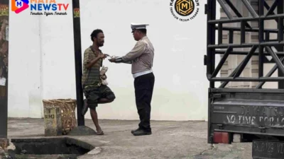 Aksi Humanis Aipda Reiyo Saragih: Berikan Makanan kepada ODGJ di Tengah Tugas Gatur Lalin
