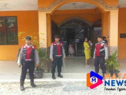 Personil Sat Samapta Polres Langkat laksanakan pengamanan dan patroli di gereja.