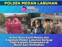 Ketua Duta Kasih Medan dan Kapolsek Medan Labuhan Berbagi Takjil kepada Pengendara di Bulan Suci Ramadhan