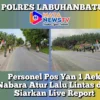 Personel Pos Yan 1 Aek Nabara Atur Lalu Lintas dan Siarkan Live Report