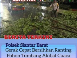 Personel Polsek Siantar Barat Gerak Cepat Bersihkan Ranting Pohon Tumbang Akibat Cuaca Ekstrem