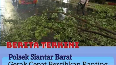 Personel Polsek Siantar Barat Gerak Cepat Bersihkan Ranting Pohon Tumbang Akibat Cuaca Ekstrem