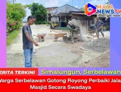 Warga Serbelawan Gotong Royong Perbaiki Jalan Masjid Secara Swadaya
