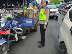 Sat Lantas Polres Pematangsiantar Berikan Himbauan Larangan Parkir Berlapis Diseputaran Pasar Horas