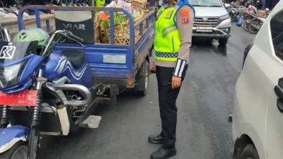 Sat Lantas Polres Pematangsiantar Berikan Himbauan Larangan Parkir Berlapis Diseputaran Pasar Horas