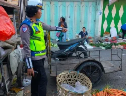Sat Lantas Polres Pematangsiantar Berikan Himbauan dan Edukasi kepada Pedagang Pasar Tumpah di Jalan Iman Bonjol