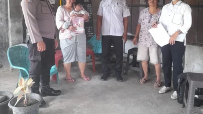 Bhabinkamtibmas Kelurahan Simarimbun melaksanakan monitoring pendataan bayi yang baru lahir