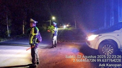 Polsek Kualuh Hulu Gelar Patroli Blue Light, Cegah Balap Liar di Jalan Perkebunan Kenopan Ulu
