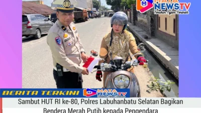 Sambut HUT RI ke-80, Polres Labuhanbatu Selatan Bagikan Bendera Merah Putih kepada Pengendara