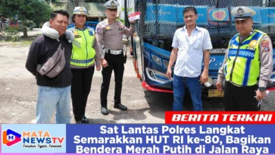 Sat Lantas Polres Langkat Semarakkan HUT RI ke-80, Bagikan Bendera Merah Putih di Jalan Raya