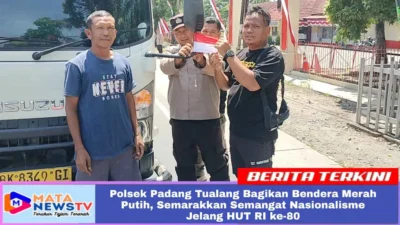 Polsek Padang Tualang Bagikan Bendera Merah Putih, Semarakkan Semangat Nasionalisme Jelang HUT RI ke-80