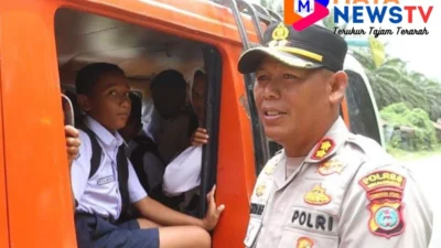 Kapolres Simalungun Hentikan Angkutan Umum yang Angkut Siswa di Atap Mobil