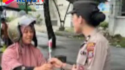 Polwan Polres Pelabuhan Belawan Bagikan Bunga ke Pengendara, Ajak Tertib Berlalu Lintas