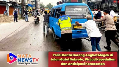 Polisi Bantu Dorong Angkot Mogok di Jalan Gatot Subroto, Wujud Kepedulian dan Antisipasi Kemacetan