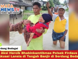 Aksi Heroik Bhabinkamtibmas Polsek Firdaus Evakuasi Lansia di Tengah Banjir di Serdang Bedagai