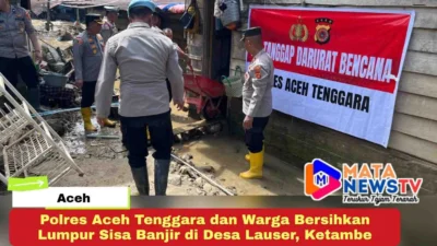 Polres Aceh Tenggara dan Warga Bersihkan Lumpur Sisa Banjir di Desa Lauser, Ketambe