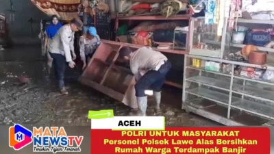 POLRI UNTUK MASYARAKAT Personel Polsek Lawe Alas Bersihkan Rumah Warga Terdampak Banjir
