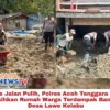 Akses Jalan Pulih, Polres Aceh Tenggara Sigap Bersihkan Rumah Warga Terdampak Banjir di Desa Lawe Ke...