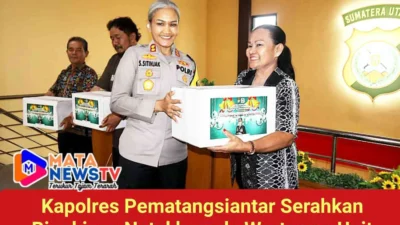 Kapolres Pematangsiantar Serahkan Bingkisan Natal kepada Wartawan Unit