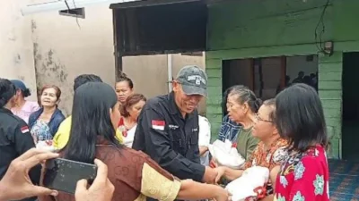 Tebarkan Kasih Pada Perayaan Natal Dan Tahun Baru 2026, Ketua KJM-B Ivan Hutabarat Berikan Bingkisan Kepada Anggota Dan Warga Lingkungan 12 Kampung Salam
