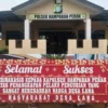 Masyarakat Desa Lama Apresiasi Kinerja Polsek Hamparan Perak, Papan Bunga Terpampang di Mapolsek