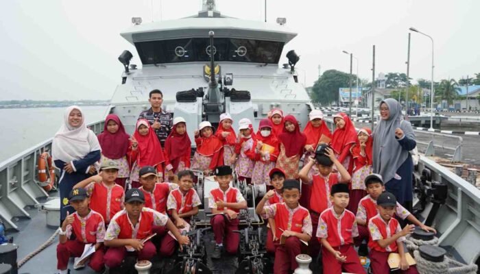 Belajar di Kapal Perang, 71 Siswa SD Al Fityah Binjai Jelajahi Wawasan Kemaritiman di KRI Torani