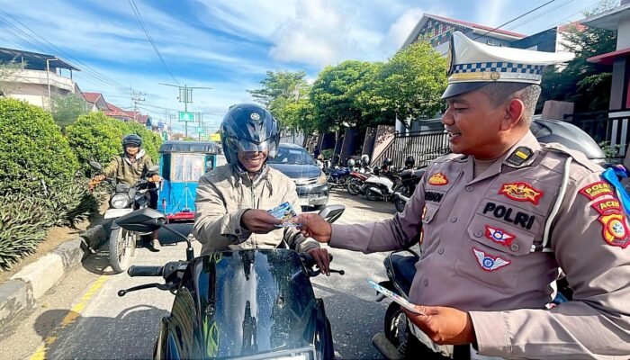 Operasi Patuh Seulawah 2026, Satlantas Polres Aceh Tenggara Edukasi Pengendara Lewat Stiker Keselamatan
