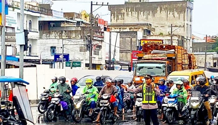 Diguyur Hujan, Kapolsek Sunggal Pimpin Pengaturan Lalu Lintas Pagi di Jalur Medan-Binjai