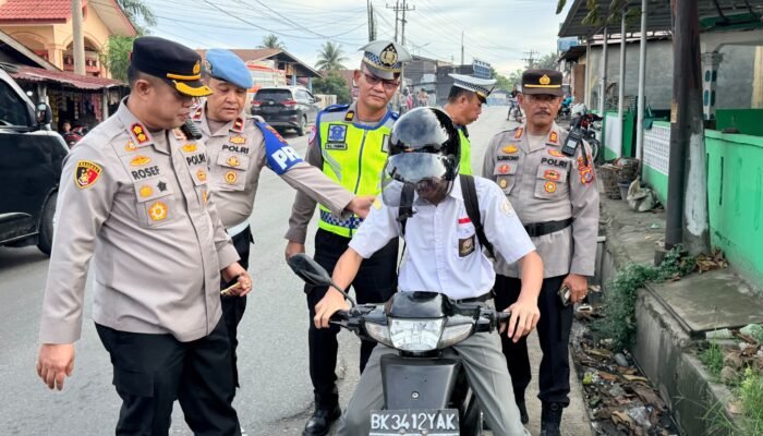 Humanis! Kapolres Labusel Turun ke Jalan, Atur Lalu Lintas dan Bagikan Helm Gratis