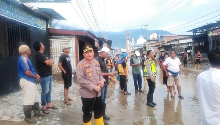 Pascabanjir di Desa Kuning I, Kapolres Aceh Tenggara Kerahkan Personel Polres dan Brimob Bersihkan Rumah Warga