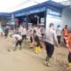 Tak Sekadar Instruksi, Kapolres Aceh Tenggara Turun Langsung Bersihkan Jalan Nasional dan Rumah Warga Pascabanjir
